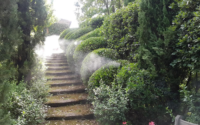 Sistema antizanzare a nebulizzazione installato in giardino